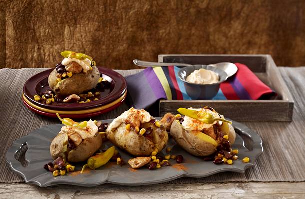 Gefüllte Ofenkartoffel mit Hähnchen, Mais und Kidneybohnen Rezept | LECKER