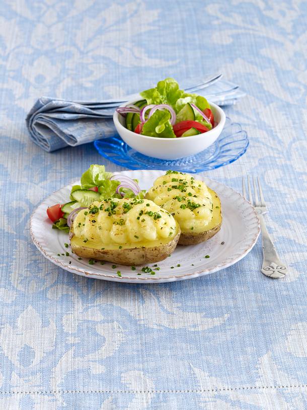 Gefüllte Ofenkartoffel mit Salat Rezept LECKER