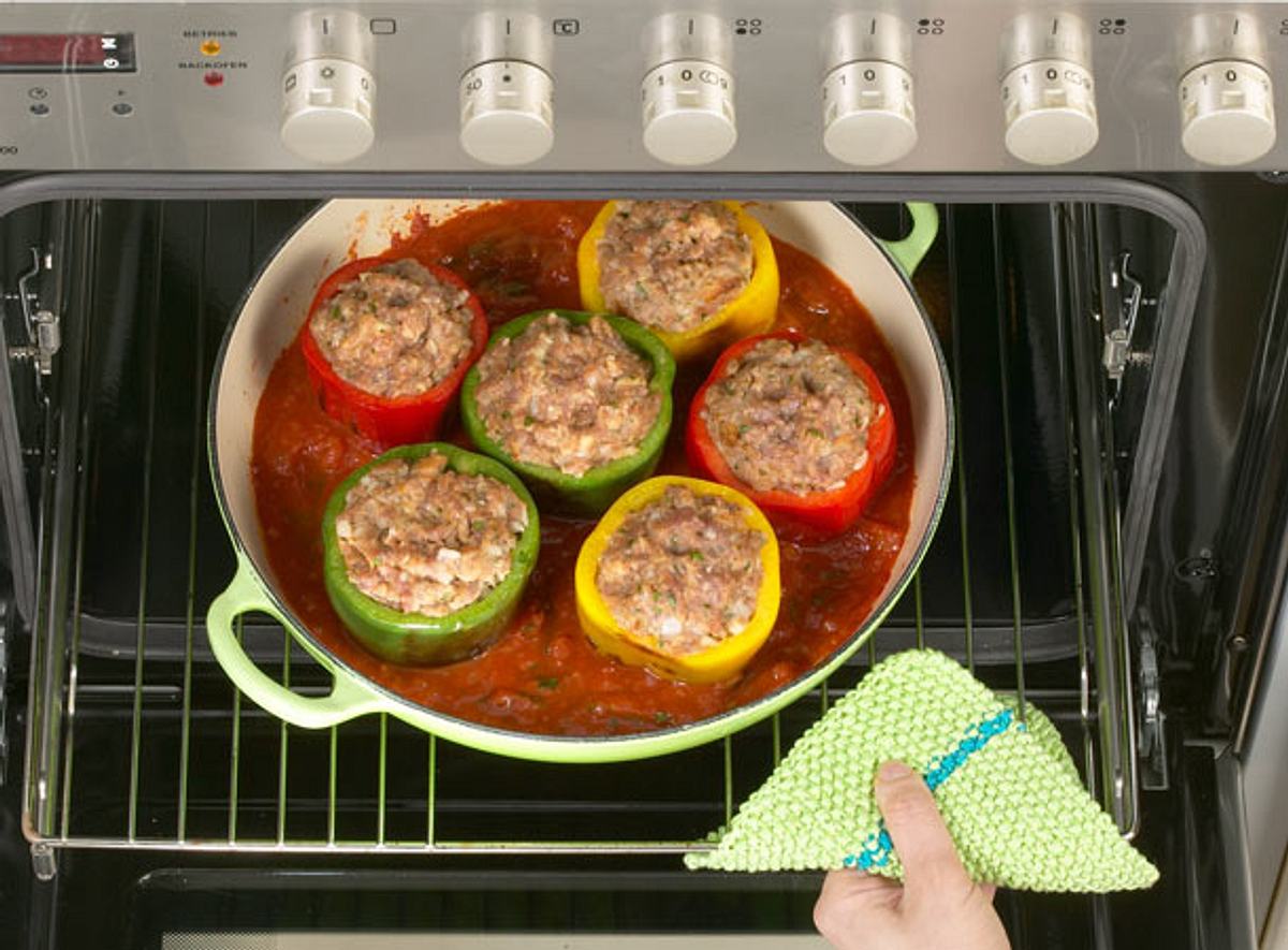 Herzhaftes - wie gefüllte Paprika mit Hackfleisch - backen Sie ebenfalls im Ofen.
