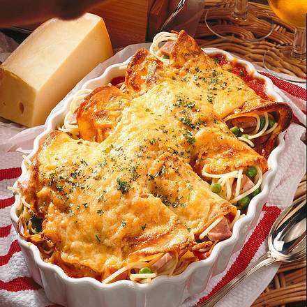 Gefüllte Pfannkuchen mit Tomatensoße Rezept Gefüllte Pfannkuchen mit Tomatensoße Rezept