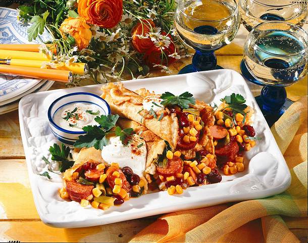 Gefüllte Pfannkuchen mit Wurstgulasch Rezept