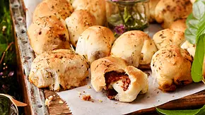 Gefüllte Pizzabrötchen - Foto: LECKER @ Bauer Media Group Gefüllte Pizzabrötchen - Foto: LECKER @ Bauer Media Group