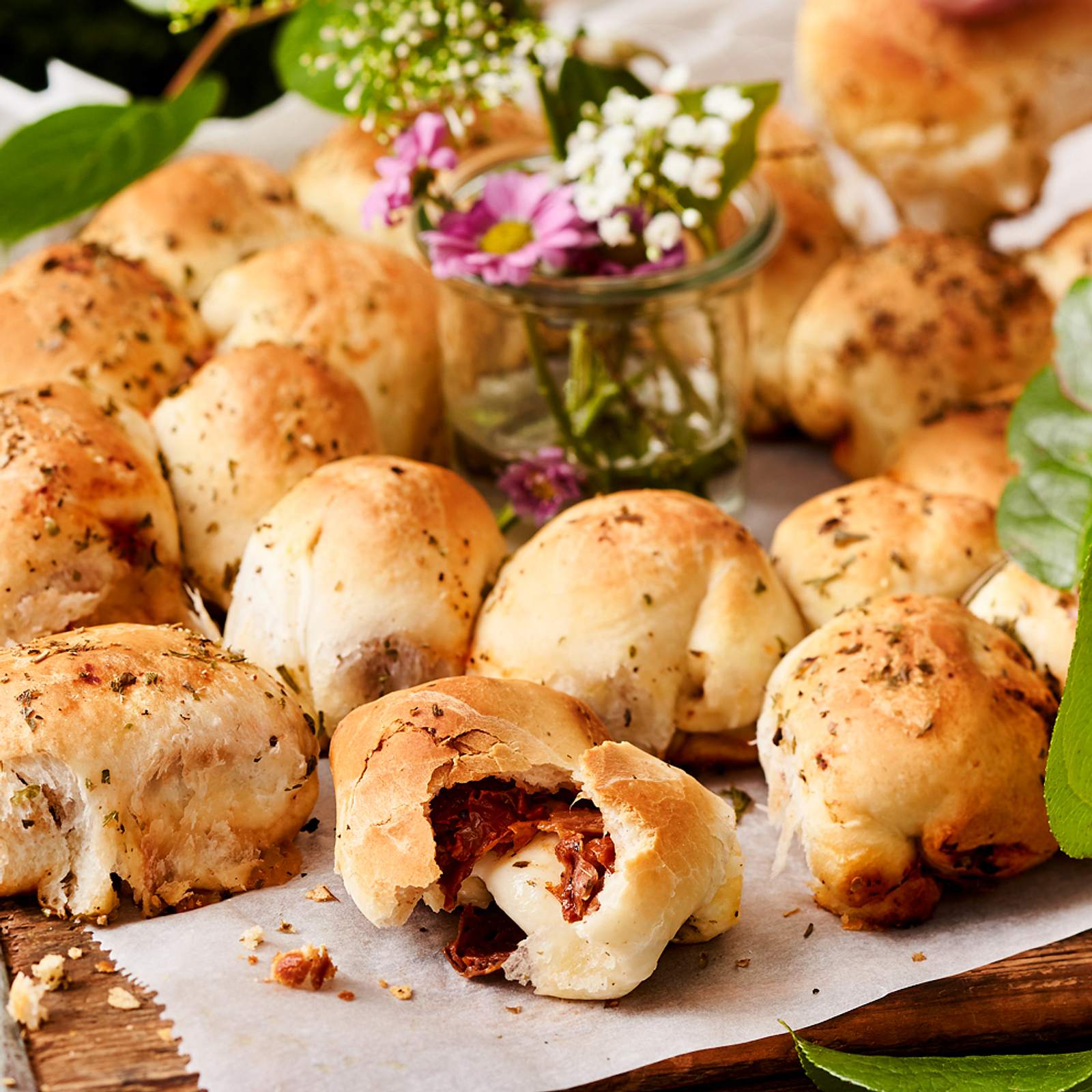 Gefüllte Pizzabrötchen