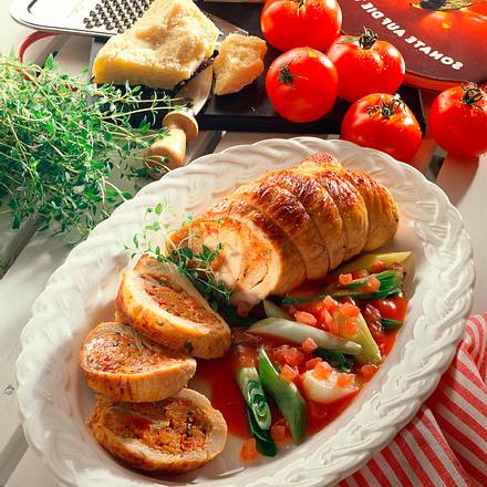 Gefüllte Putenroulade mit Lauchzwiebeln in Tomaten Rezept Gefüllte Putenroulade mit Lauchzwiebeln in Tomaten Rezept