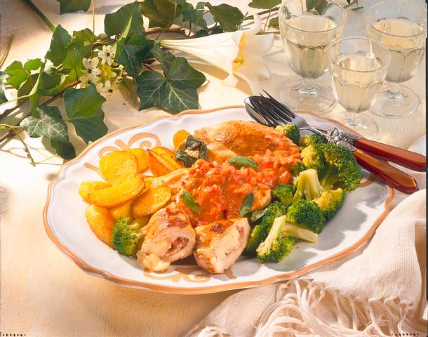 Gefüllte Putensteaks mit Tomaten-Salbei-Rahm Rezept Gefüllte Putensteaks mit Tomaten-Salbei-Rahm Rezept