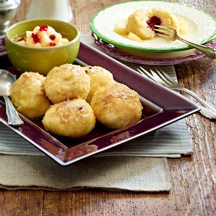 Gefüllte Quark-Grieß-Knödel mit Quitten-Vanille-Soße Rezept