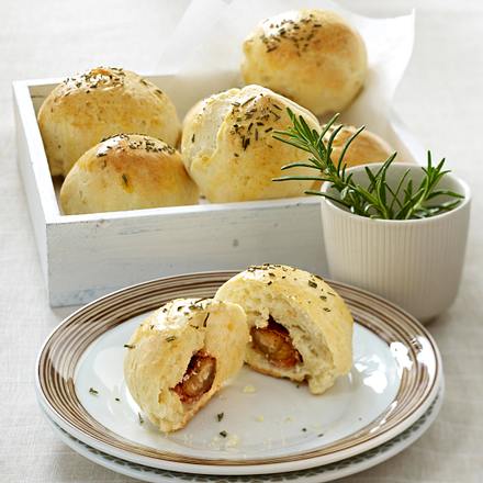 Gefüllte Quarkbrötchen mit Speck-Dattel Rezept Gefüllte Quarkbrötchen mit Speck-Dattel Rezept