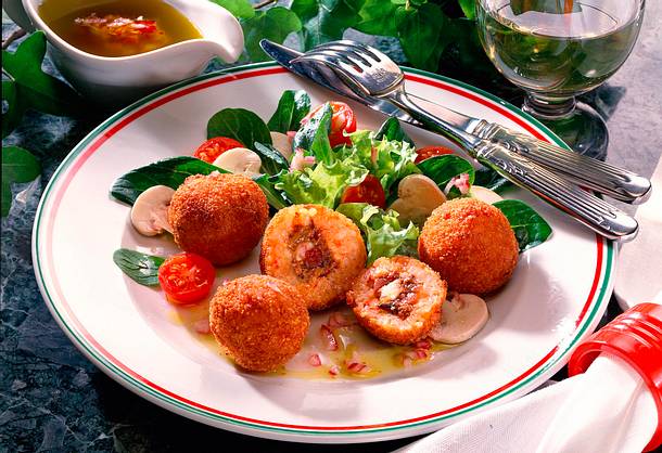 Gefüllte Reiskroketten auf Salat Rezept Gefüllte Reiskroketten auf Salat Rezept