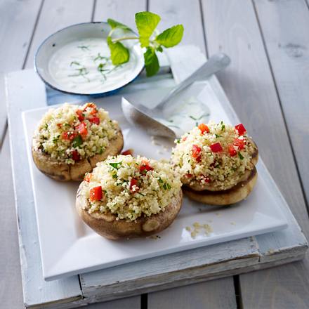 Gefüllte Riesenchampignons mit Couscous, Paprika, Petersilie und Minz-Joghurt Rezept