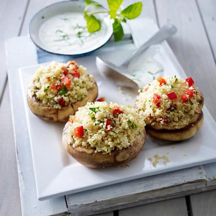 Gefüllte Riesenchampignons mit Couscous, Paprika, Petersilie und Minz-Joghurt Rezept