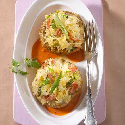 Gefüllte Riesenchampignons mit Sauerkraut auf Paprikasoße Rezept Gefüllte Riesenchampignons mit Sauerkraut auf Paprikasoße Rezept