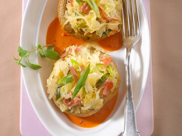 Gefüllte Riesenchampignons mit Sauerkraut auf Paprikasoße Gefüllte Riesenchampignons mit Sauerkraut auf Paprikasoße