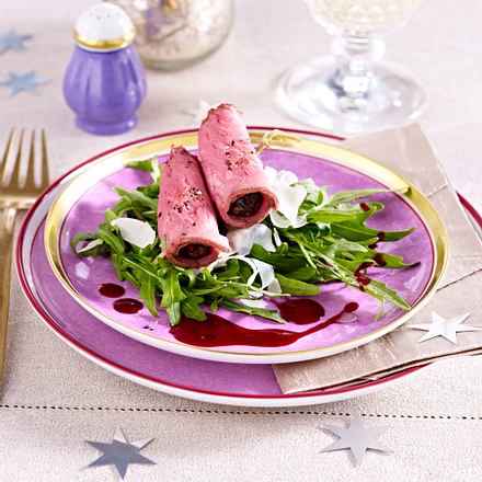Gefüllte Roastbeefröllchen auf Raukebett mit Johannisbeersoße Rezept