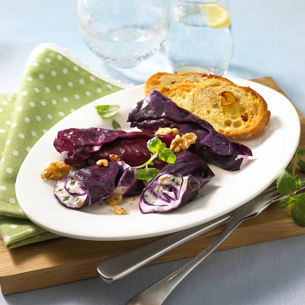 Gefüllte Rotkohlblätter mit Frischkäsecreme und Ciabatta-Knoblauchbrot Rezept Gefüllte Rotkohlblätter mit Frischkäsecreme und Ciabatta-Knoblauchbrot Rezept