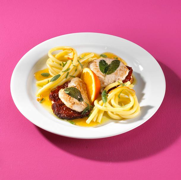Gefüllte Salbei-Putenschnitzel mit Makkaroni Rezept