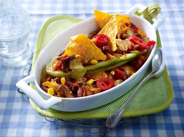 Gefüllte Schmorgurken mit Chili con carne und Taco Chips Rezept Gefüllte Schmorgurken mit Chili con carne und Taco Chips Rezept