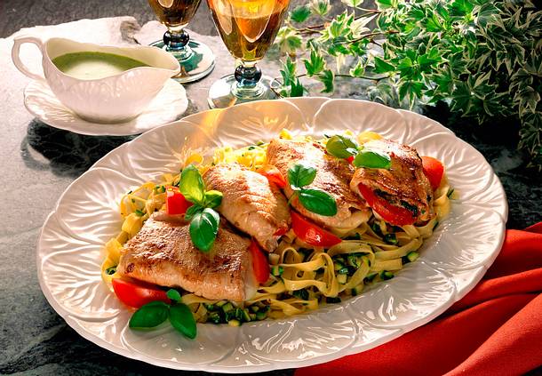 Gefüllte Schnitzel auf Zucchininudeln Rezept