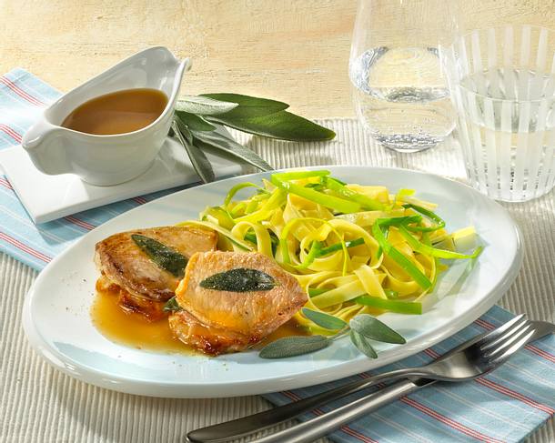 Gefüllte Schweineschnitzel mit Lauch-Bandnudeln Rezept Gefüllte Schweineschnitzel mit Lauch-Bandnudeln Rezept