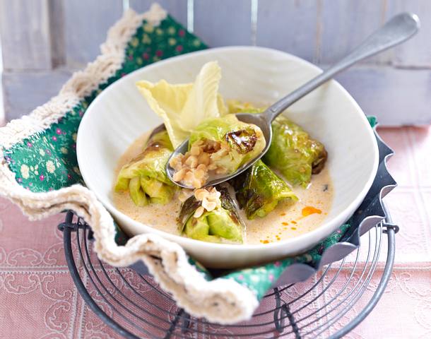 Gefüllte Spitzkohlröllchen mit Linsen und Cashewkernen Rezept Gefüllte Spitzkohlröllchen mit Linsen und Cashewkernen Rezept