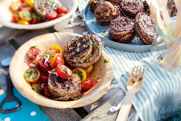 Gefüllte SteakPinwheels zu Tomatensalat Rezept Gefüllte SteakPinwheels zu Tomatensalat Rezept