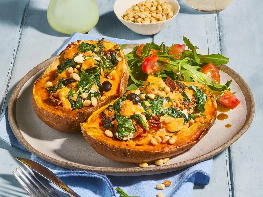 Gefüllte Süßkartoffel Airfryer Halbierte und Gefüllte Süßkartoffel mit Salat auf einem Teller.