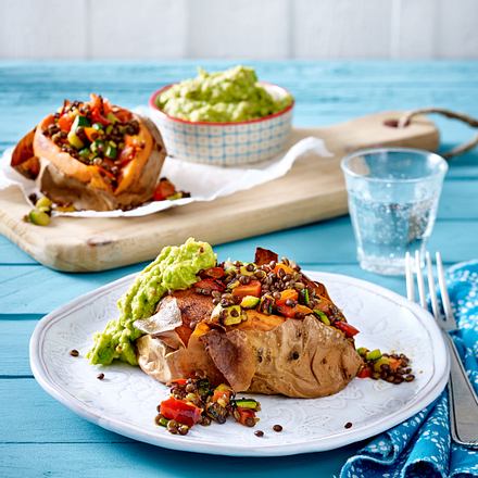 Gefüllte Süßkartoffel mit Belugalinsen und Guacamole Rezept Gefüllte Süßkartoffel mit Belugalinsen und Guacamole Rezept