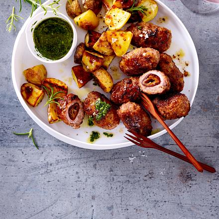 Gefüllte Tapas-Frikadelle mit Ofenkartoffeln und Mojo Rezept Gefüllte Tapas-Frikadelle mit Ofenkartoffeln und Mojo Rezept