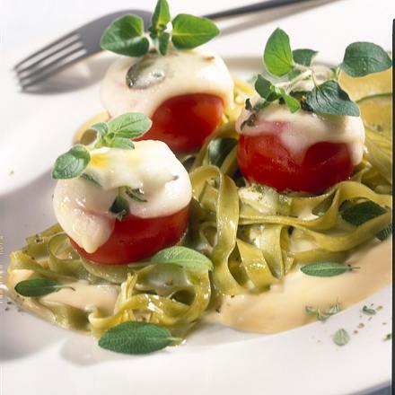 Gefüllte Tomaten auf Nudeln Rezept Gefüllte Tomaten auf Nudeln Rezept