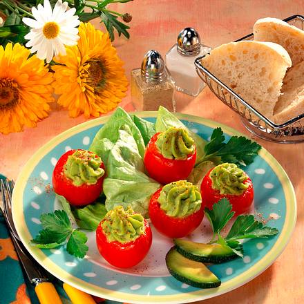 Gefüllte Tomaten mit Avocadocreme Rezept Gefüllte Tomaten mit Avocadocreme Rezept