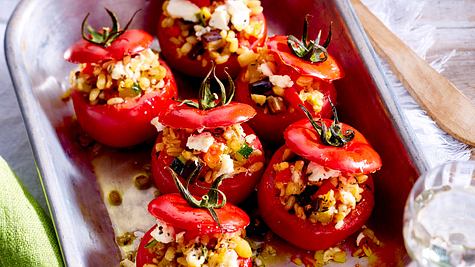 Gefülltes Gemüse: Gefüllte Tomaten mit Ebly und Feta - Foto: House of Food / Bauer Food Experts KG