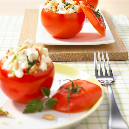 Gefüllte Tomaten mit Schafskäsesalat Rezept Gefüllte Tomaten mit Schafskäsesalat Rezept