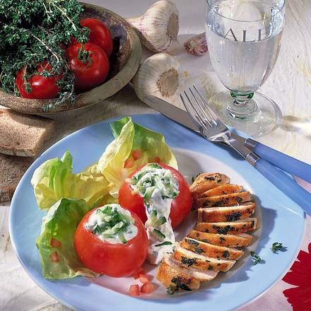 Gefüllte Tomaten mit Tsatsiki-Salat und Hähnchenfilet Rezept Gefüllte Tomaten mit Tsatsiki-Salat und Hähnchenfilet Rezept
