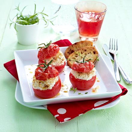 Gefüllte Tomaten mit Ziegenfrischkäsecreme Rezept Gefüllte Tomaten mit Ziegenfrischkäsecreme Rezept