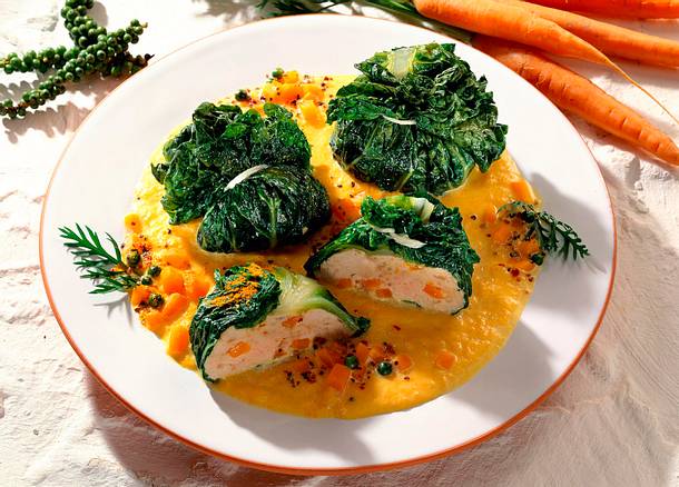 Gefüllte Wirsingbeutel auf Möhrensoße Rezept Gefüllte Wirsingbeutel auf Möhrensoße Rezept