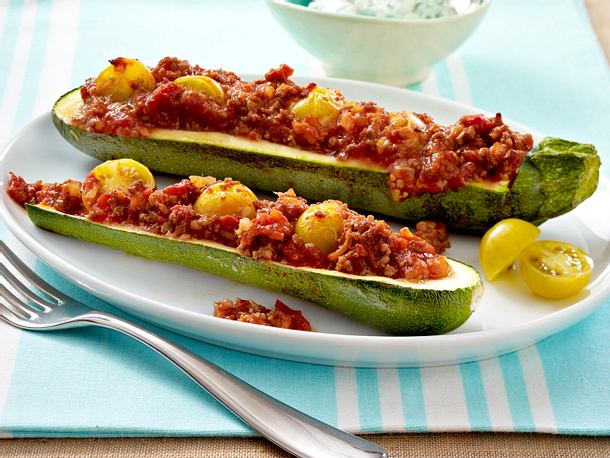 Gefüllte Zucchini "Bolognese-Art" mit Kräuterquark Rezept Gefüllte Zucchini "Bolognese-Art" mit Kräuterquark Rezept