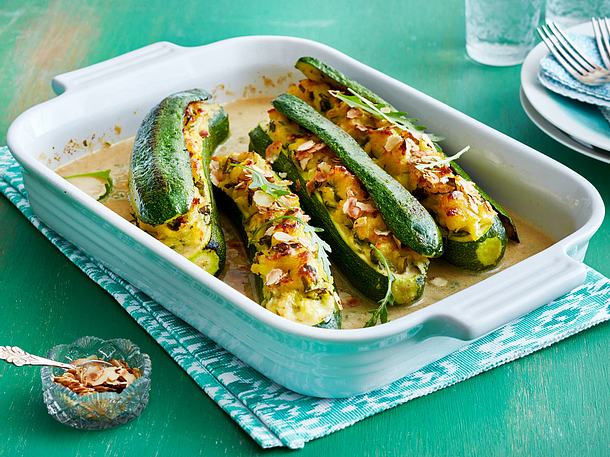 Gefüllte Zucchini mit Kartoffel-Knoblauch-Püree Rezept Gefüllte Zucchini mit Kartoffel-Knoblauch-Püree Rezept