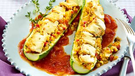 Vegetarisch gefüllte Zucchini mit Bulgur - Foto: House of Food / Bauer Food Experts KG