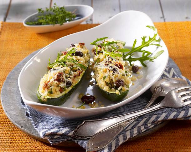 Gefüllte Zucchini mit Bulgur und Gemüse Rezept Gefüllte Zucchini mit Bulgur und Gemüse Rezept