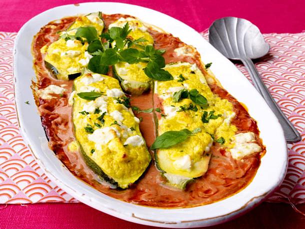 Gefüllte Zucchini mit Feta in Tomatensoße Rezept Gefüllte Zucchini mit Feta in Tomatensoße Rezept