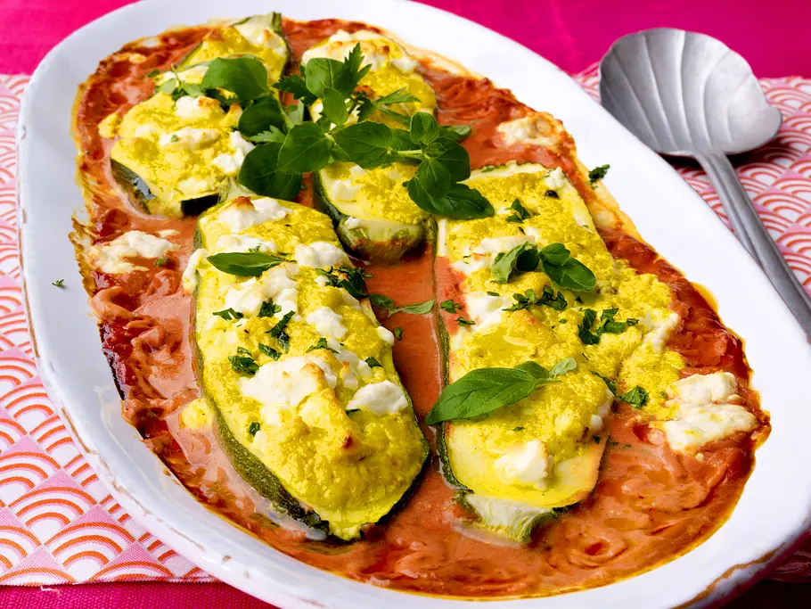 Gefüllte Zucchini mit Feta in Tomatensoße Gefüllte Zucchini mit Feta in Tomatensoße