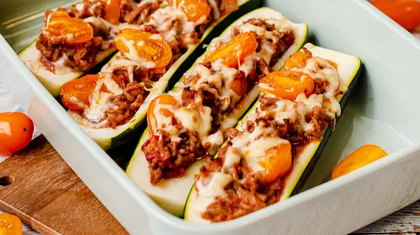 Gefüllte Zucchini mit Hackfleisch - Foto: ShowHeroes für LECKER @ Bauer Media Group Gefüllte Zucchini mit Hackfleisch - Foto: ShowHeroes für LECKER @ Bauer Media Group