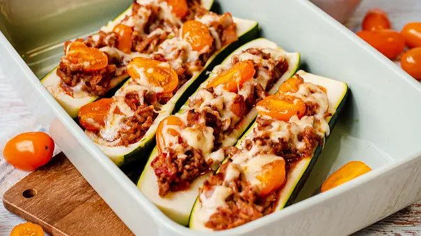 Gefüllte Zucchini mit Hackfleisch - Foto: ShowHeroes für LECKER @ Bauer Media Group Gefüllte Zucchini mit Hackfleisch - Foto: ShowHeroes für LECKER @ Bauer Media Group