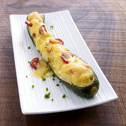 Gefüllte Zucchini mit Puten-Champignonsragout, Thymian und Parmesan Rezept Gefüllte Zucchini mit Puten-Champignonsragout, Thymian und Parmesan Rezept