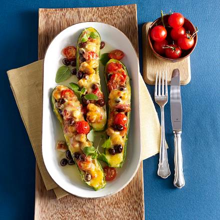 Gefüllte Zucchini mit Putenragout, Tomaten, Oliven und Oregano Rezept Gefüllte Zucchini mit Putenragout, Tomaten, Oliven und Oregano Rezept