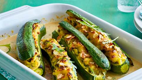 Gefüllte Zucchini vegetarisch mit Kartoffelpüree - Foto: House of Food / Bauer Food Experts KG