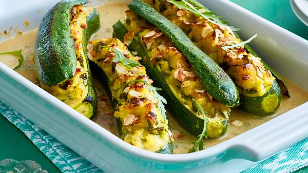 Gefüllte Zucchini vegetarisch mit Kartoffelpüree - Foto: House of Food / Bauer Food Experts KG