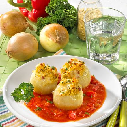Gefüllte Zwiebeln mit Paprikasoße Rezept Gefüllte Zwiebeln mit Paprikasoße Rezept