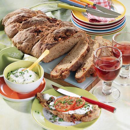 Gefüllter Bauernzopf mit Schnittlauchquark Rezept Gefüllter Bauernzopf mit Schnittlauchquark Rezept