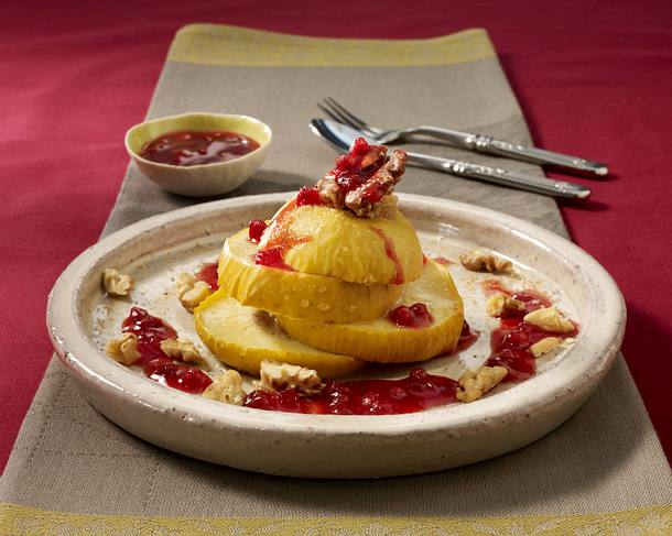 Gefüllter Bratapfel mit Nuss-Marzipan-Makronenmasse und Gelee Rezept Gefüllter Bratapfel mit Nuss-Marzipan-Makronenmasse und Gelee Rezept