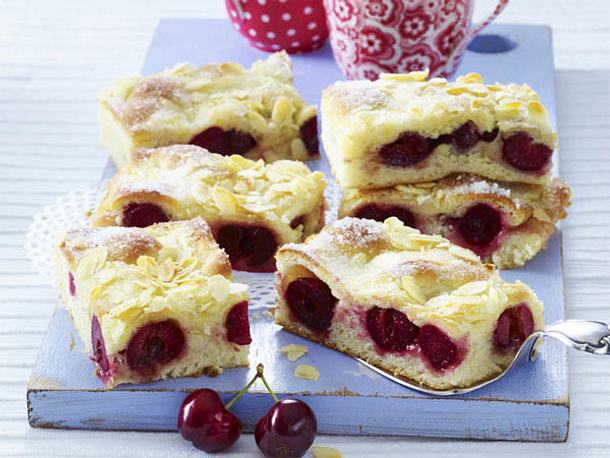 Gefüllter Butterkuchen mit Kirschen Rezept Gefüllter Butterkuchen mit Kirschen Rezept